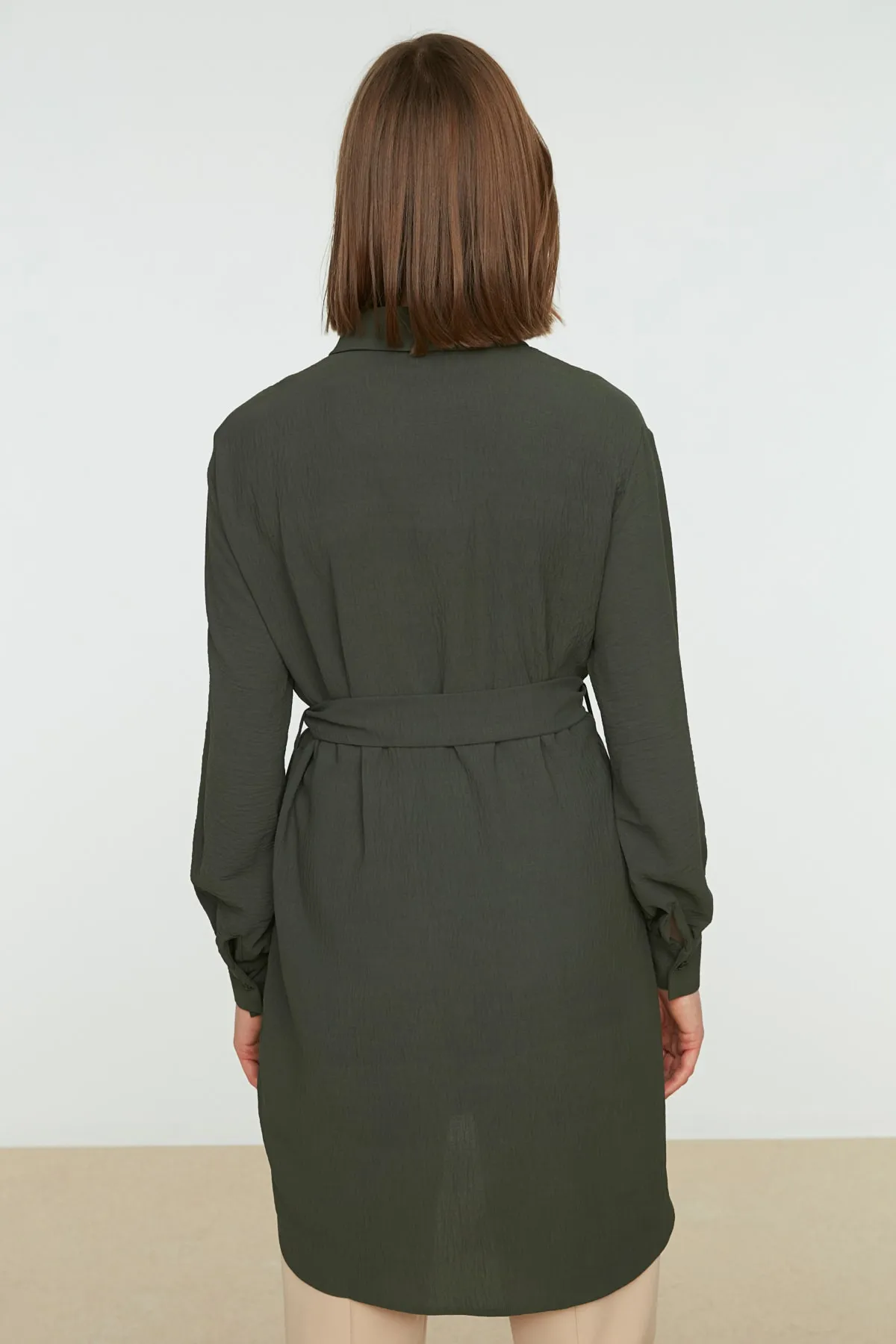 Trendyol Modest  Grünes gewebtes Hemd mit Gürtel und versteckter Knopfleiste TCTSS21TN0049
