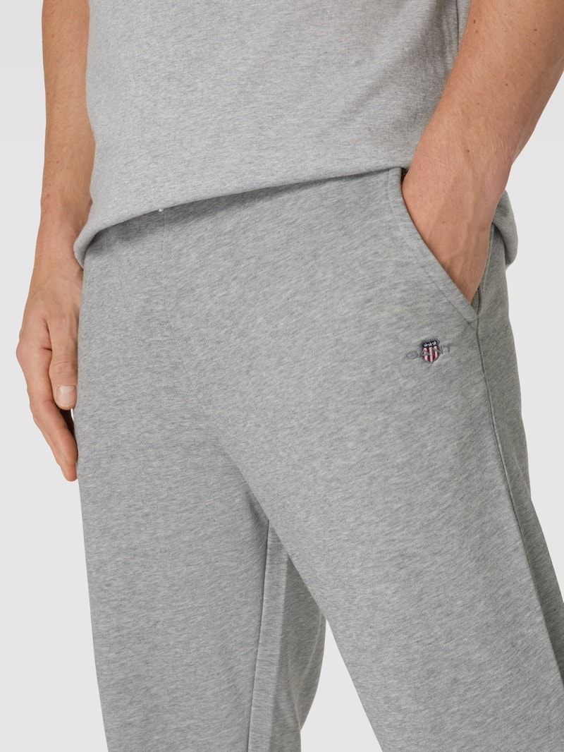 Sweatpants mit Label-Stitching Modell 'SHIELD' in mittelgrau meliert