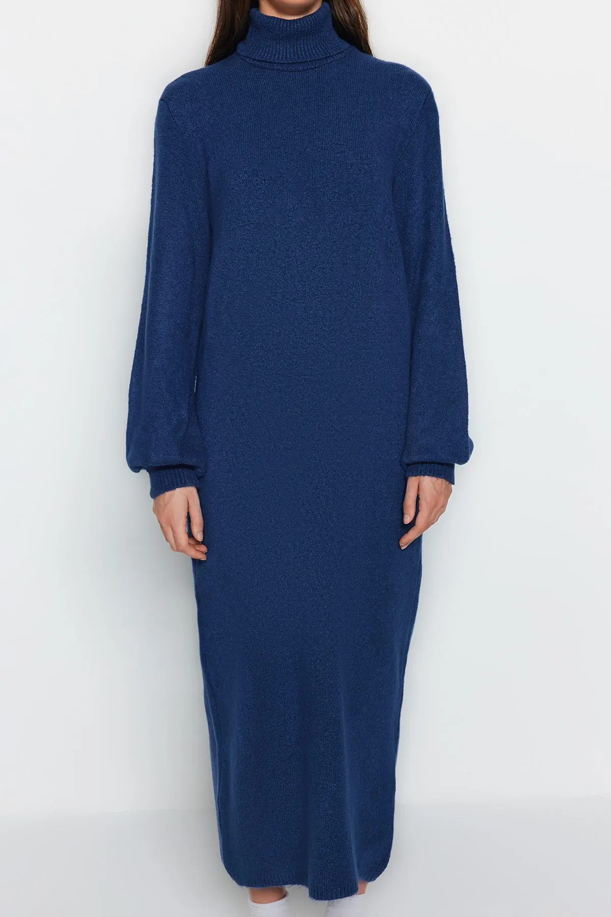 Trendyol Collection  Indigofarbenes Midi-Strickkleid mit weicher Struktur TWOAW24EL00033