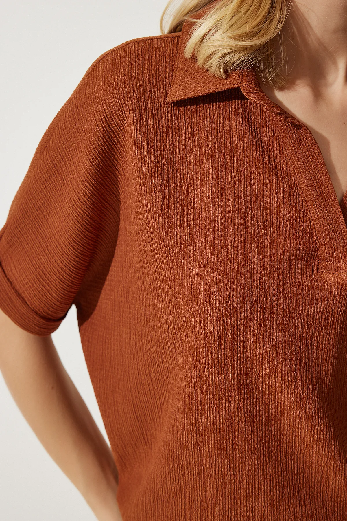 Happiness İstanbul  Gestrickte Crinkle-Bluse mit Kachel-Polo-Ausschnitt für Damen DD01299