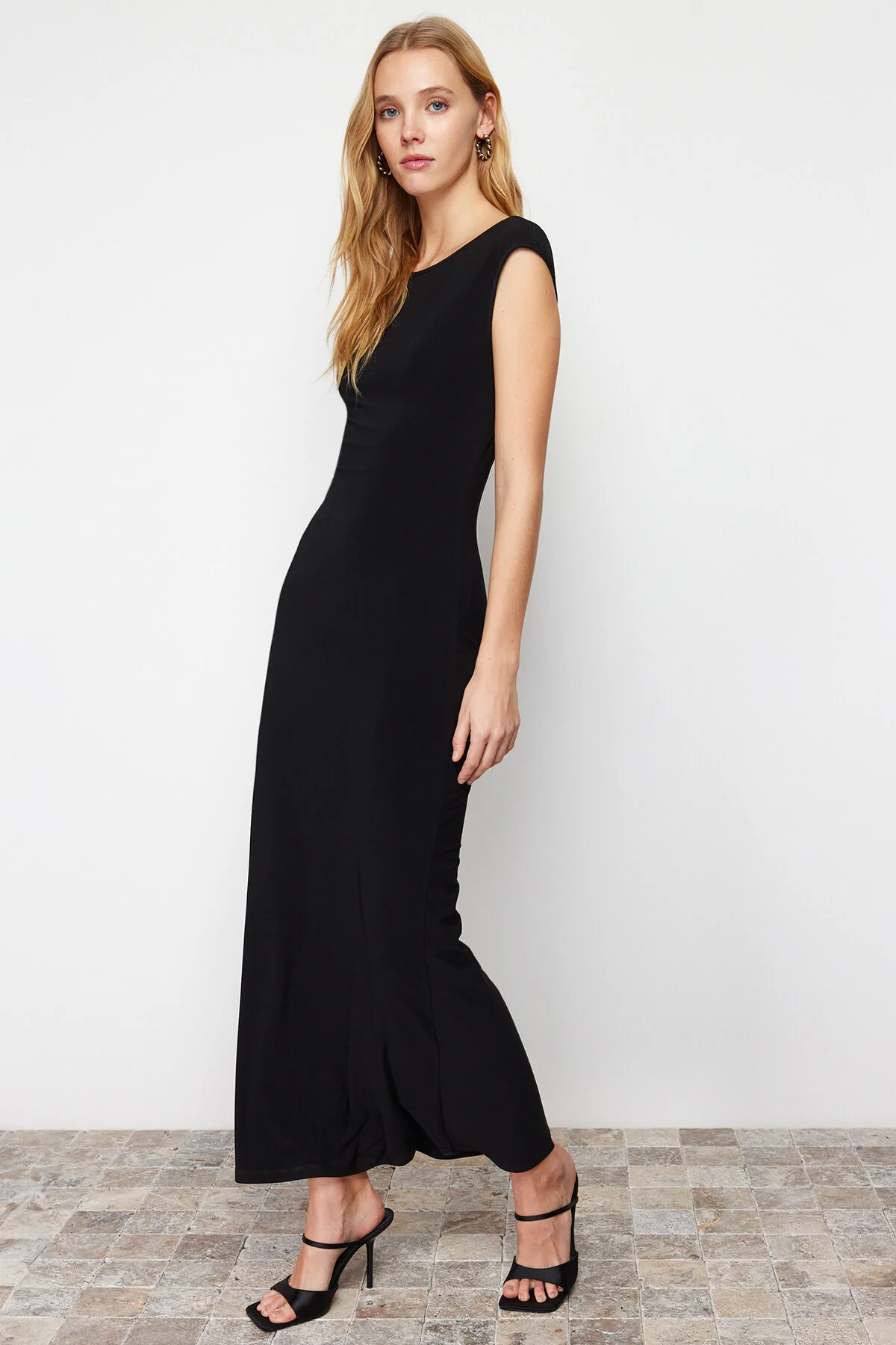 Trendyol Collection  Schwarzes rückenfreies, tailliertes/tailliertes Maxi-Bleistiftkleid aus flexiblem Strick TWOSS24EL00090