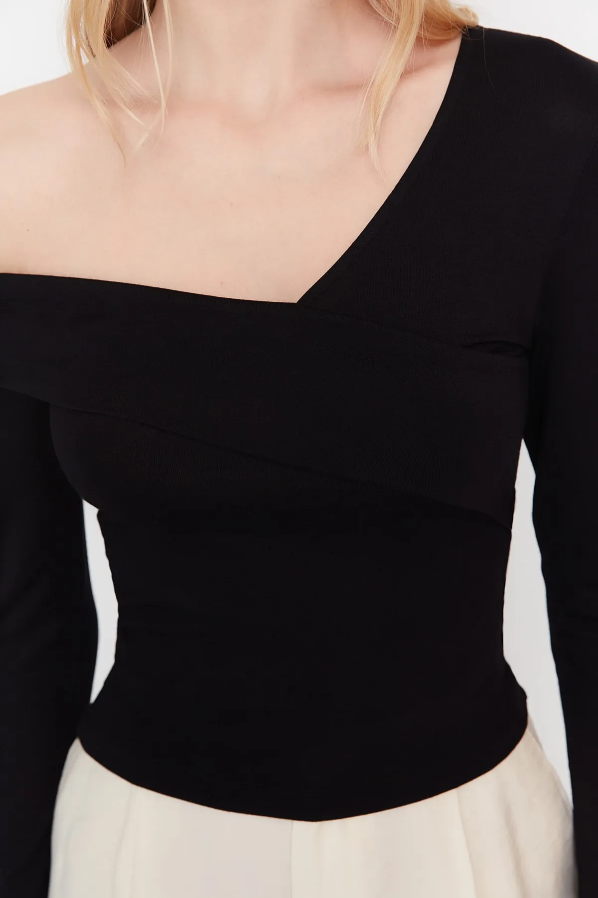 Trendyol Collection  Schwarze, taillierte, asymmetrische, dehnbare Viskose-Strickbluse TWOAW23BZ00748
