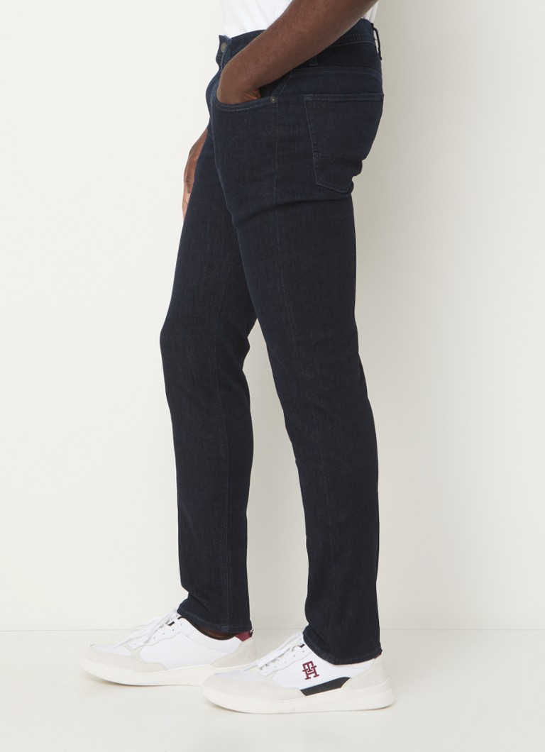 Calça jeans Tommy Hilfiger Core slim fit com lavagem escura e bolsos laterais.