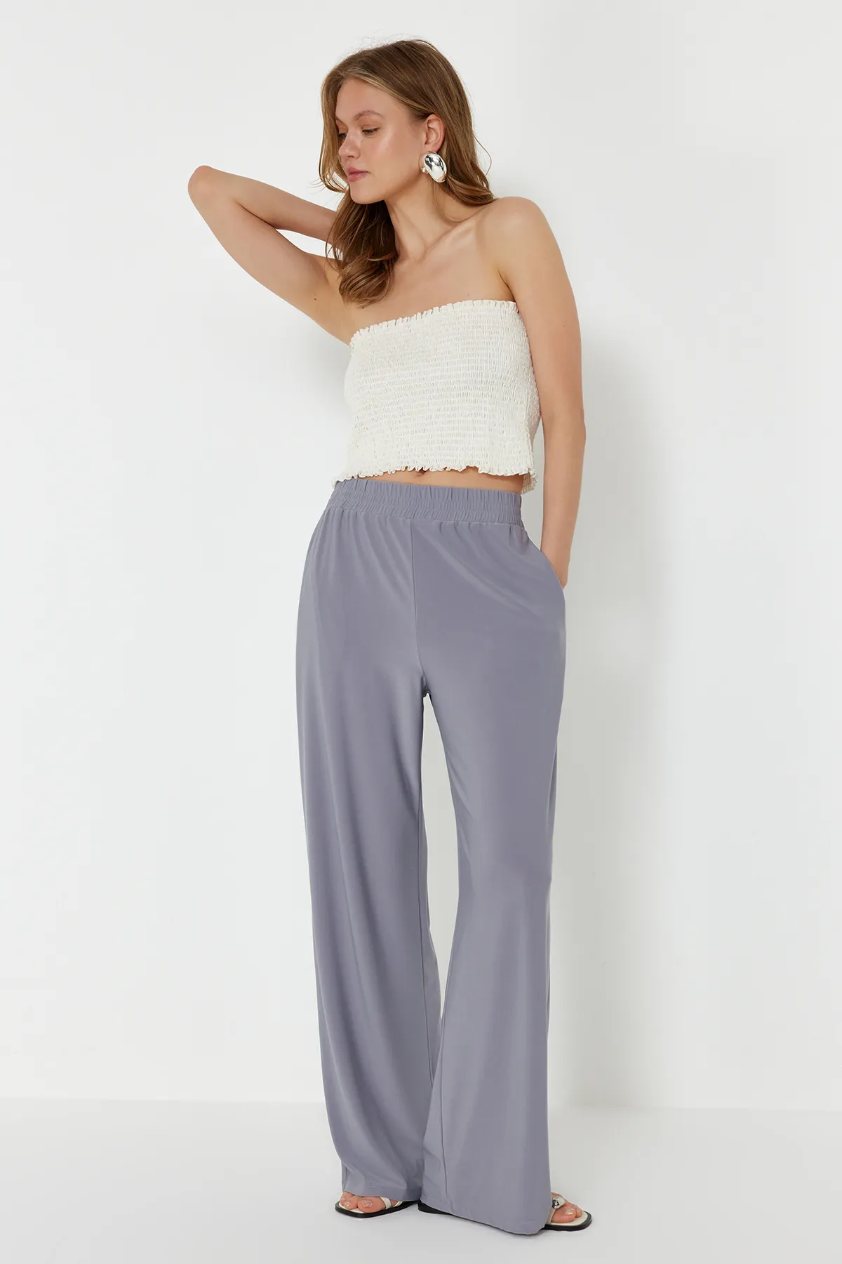 Trendyol Collection  Graue, weit geschnittene/locker geschnittene, dehnbare Strickhose mit hoher Taille TWOSS23PL00129