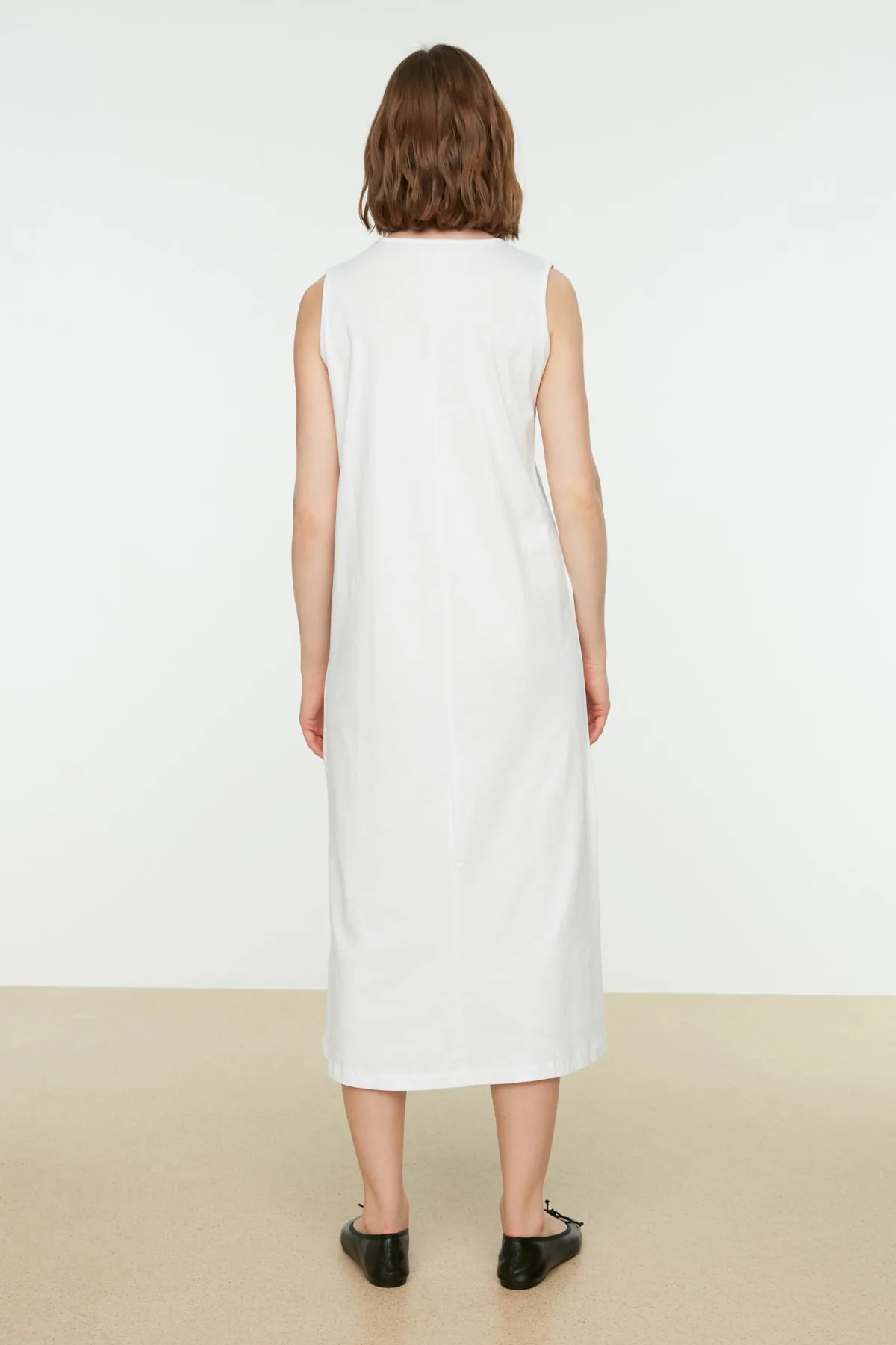 Trendyol Modest  Weißes ärmelloses Kleid mit Futter und Unterwäsche TCTSS21UK0034