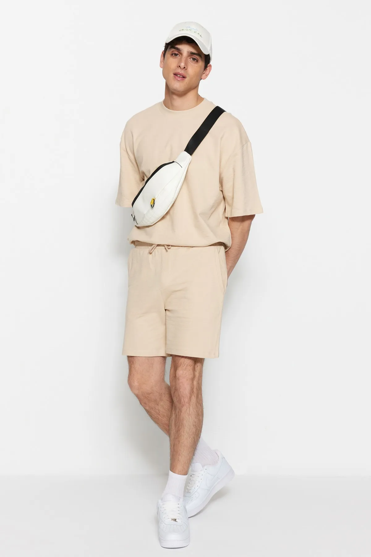 Trendyol Collection  Limitierte Auflage, beige, reguläre Shorts aus 100 % Baumwolle mit Struktur, TMNSS23SR00035
