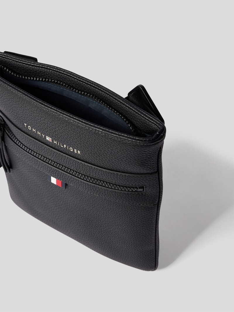Crossbody Bag mit Label-Print in schwarz