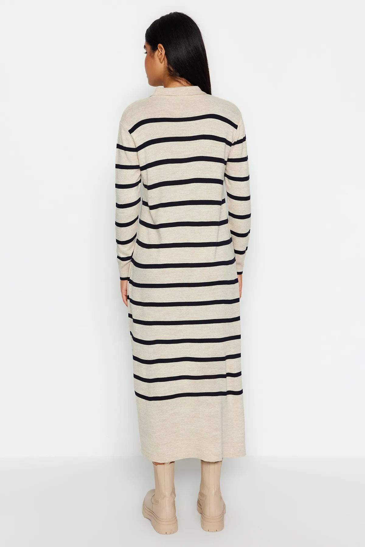 Trendyol Modest  Indigofarbenes Strickkleid mit Polokragen und Streifen TCTAW22EB0212