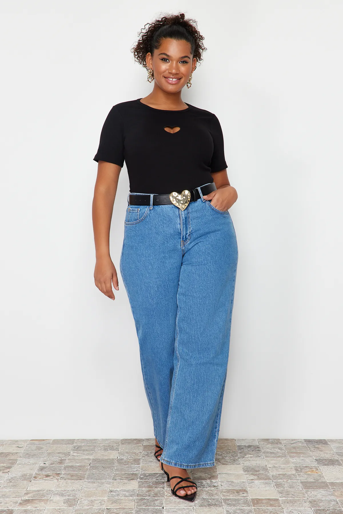 Trendyol Curve  Schwarzes, geripptes Strick-T-Shirt mit herzförmigem Ausschnitt TBBSS24BF00006
