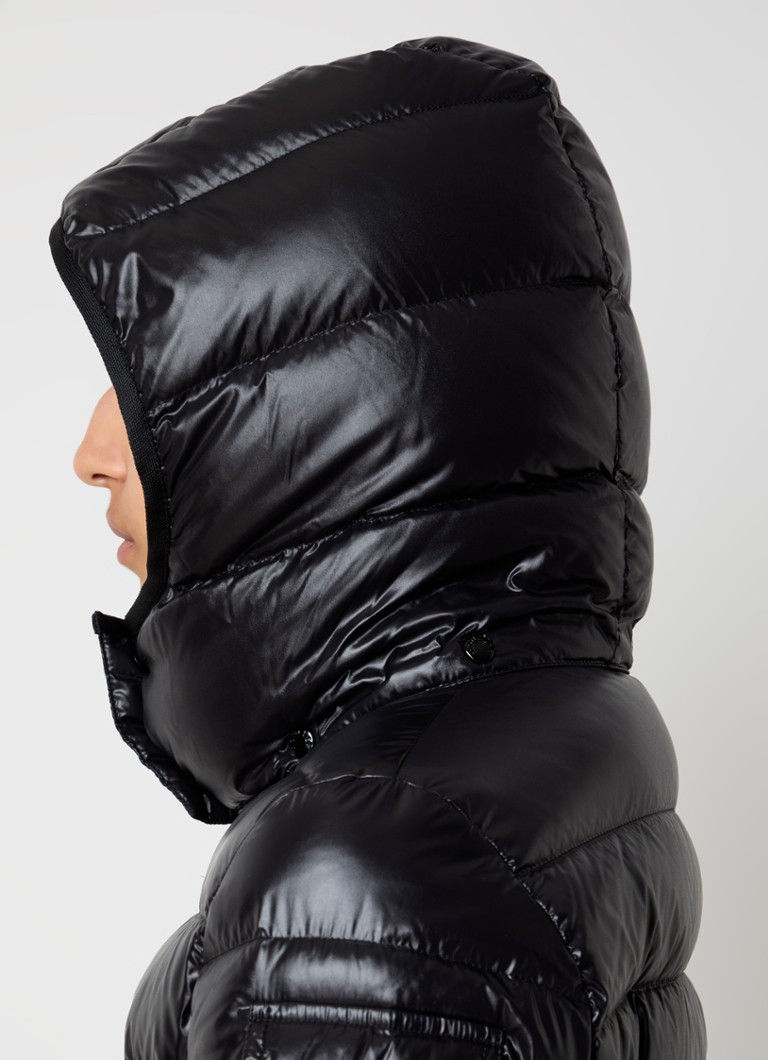 Giacca imbottita Moncler Bady con imbottitura in piuma e cappuccio removibile.