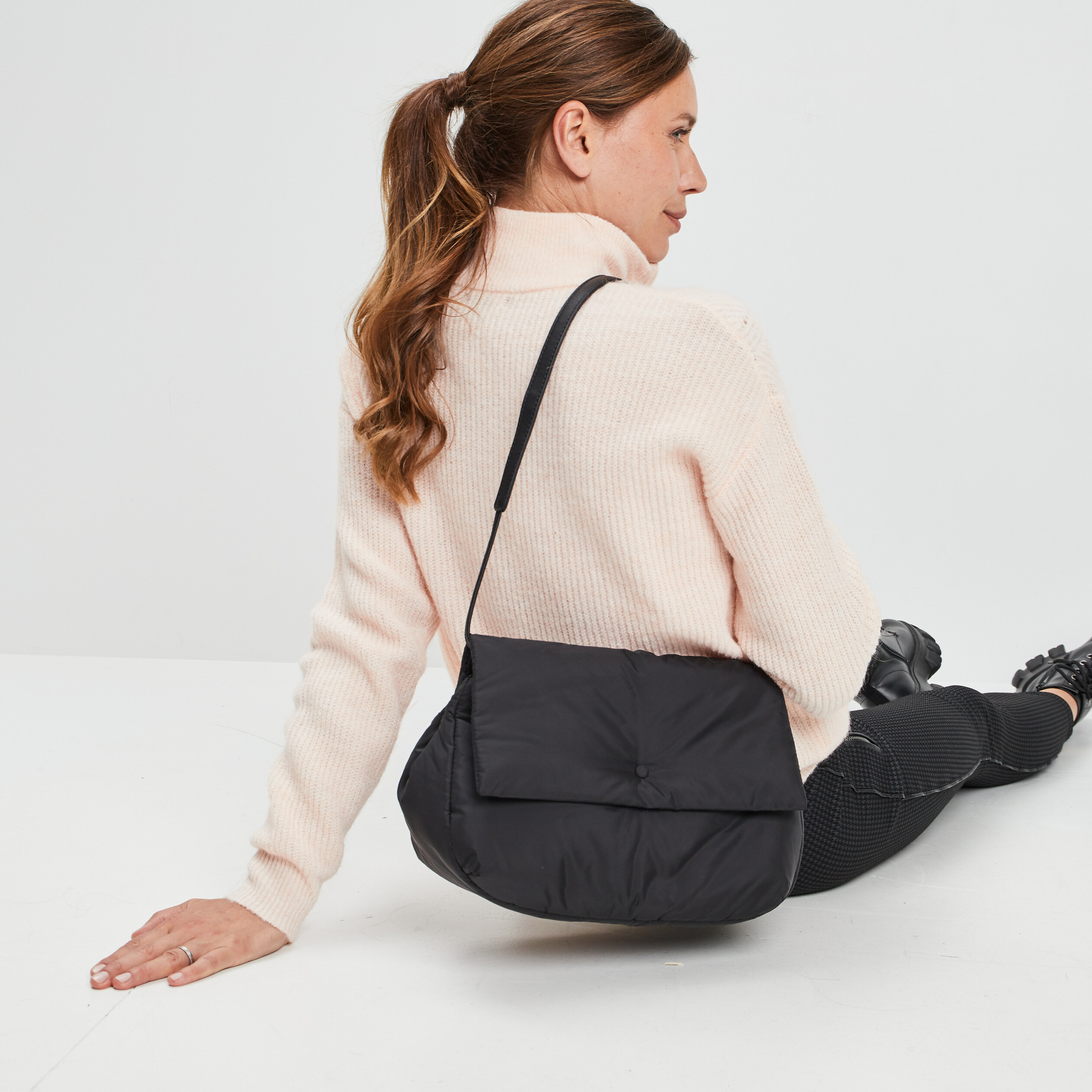 Sac besace à bandoulière noir femme | La Halle