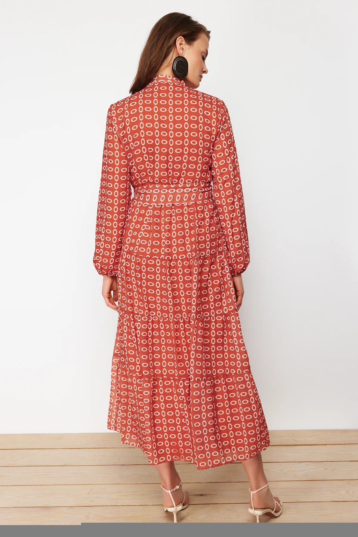 Trendyol Modest  Kleid aus gewebtem Chiffon mit geometrischem Muster und Gürtel, Stehkragen und Futter TCTSS21EL3346