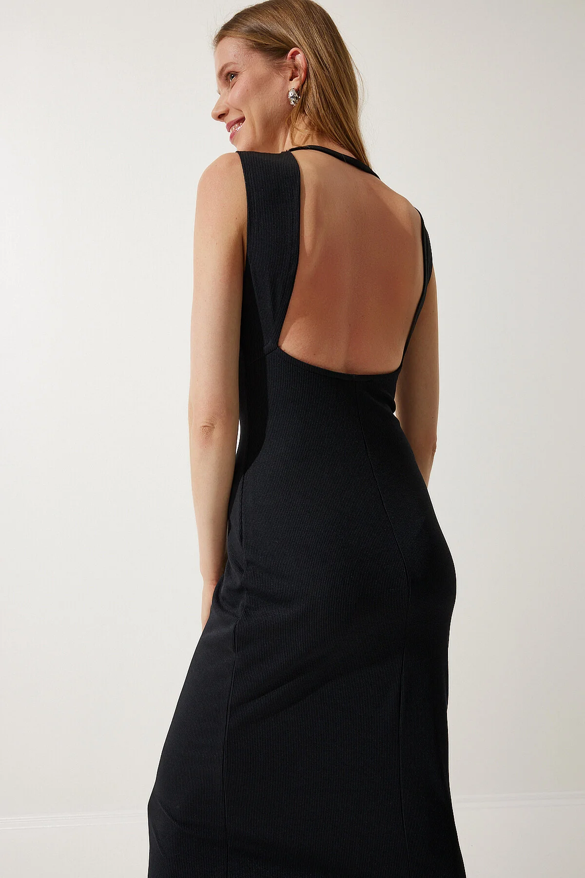 Happiness İstanbul  Schwarzes, rückenfreies, geripptes Strickkleid für Damen MC00267