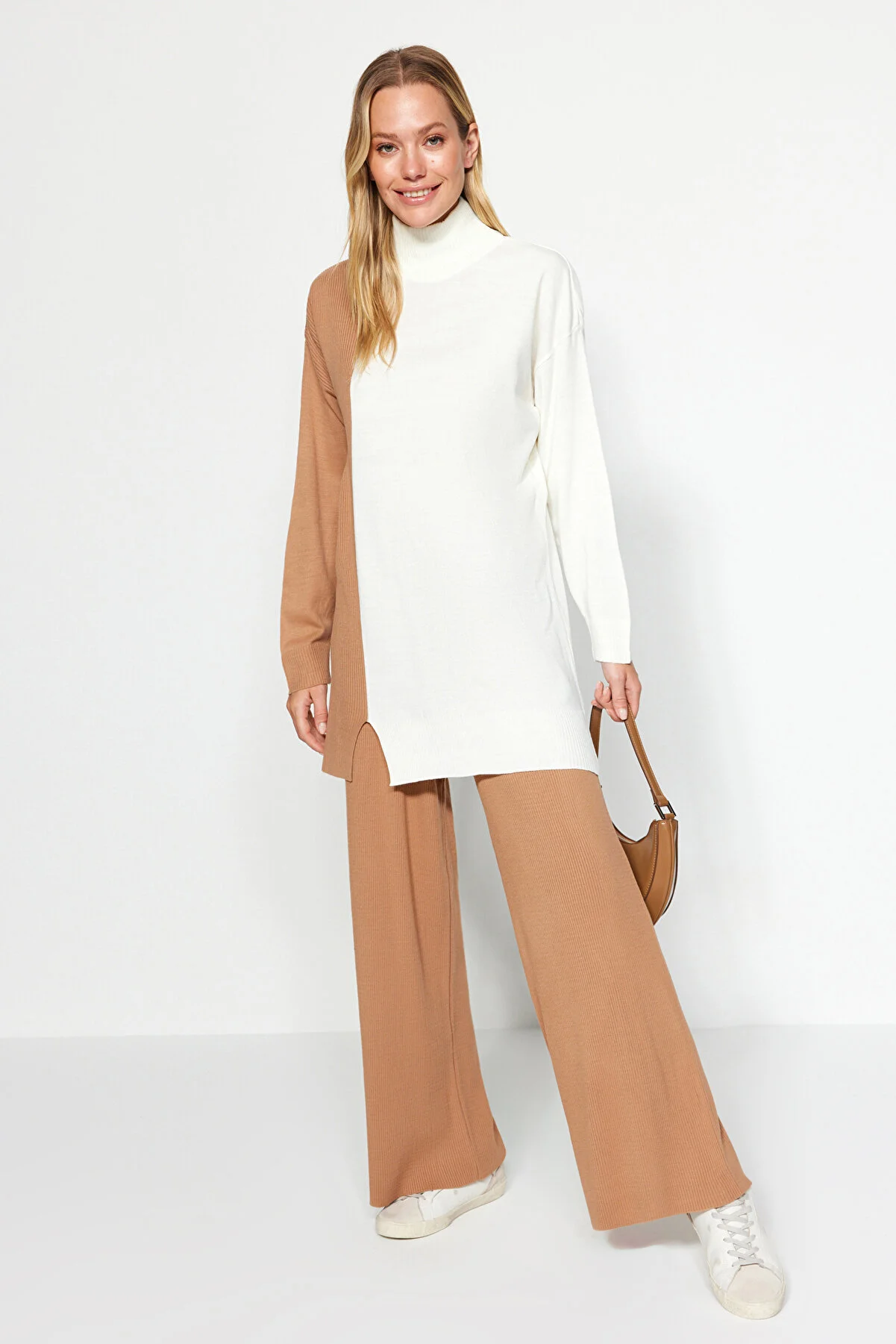 Trendyol Modest  Kamelfarbenes Strickoberteil- und -unterteil-Set mit Pullover und Hose im Blockfarbendesign TCTAW24US00059