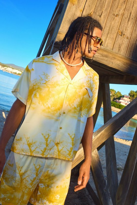 Kastiges florales Satin-Hemd mit kurzen Ärmeln & Shorts