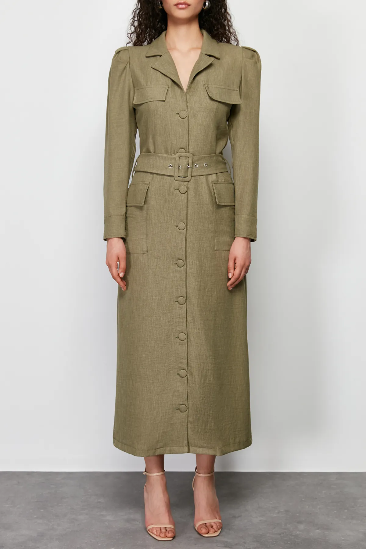 Trendyol Modest  Khakifarbenes, gewebtes Hemdblusenkleid in Leinenoptik mit Gürtel TCTSS24EB00017