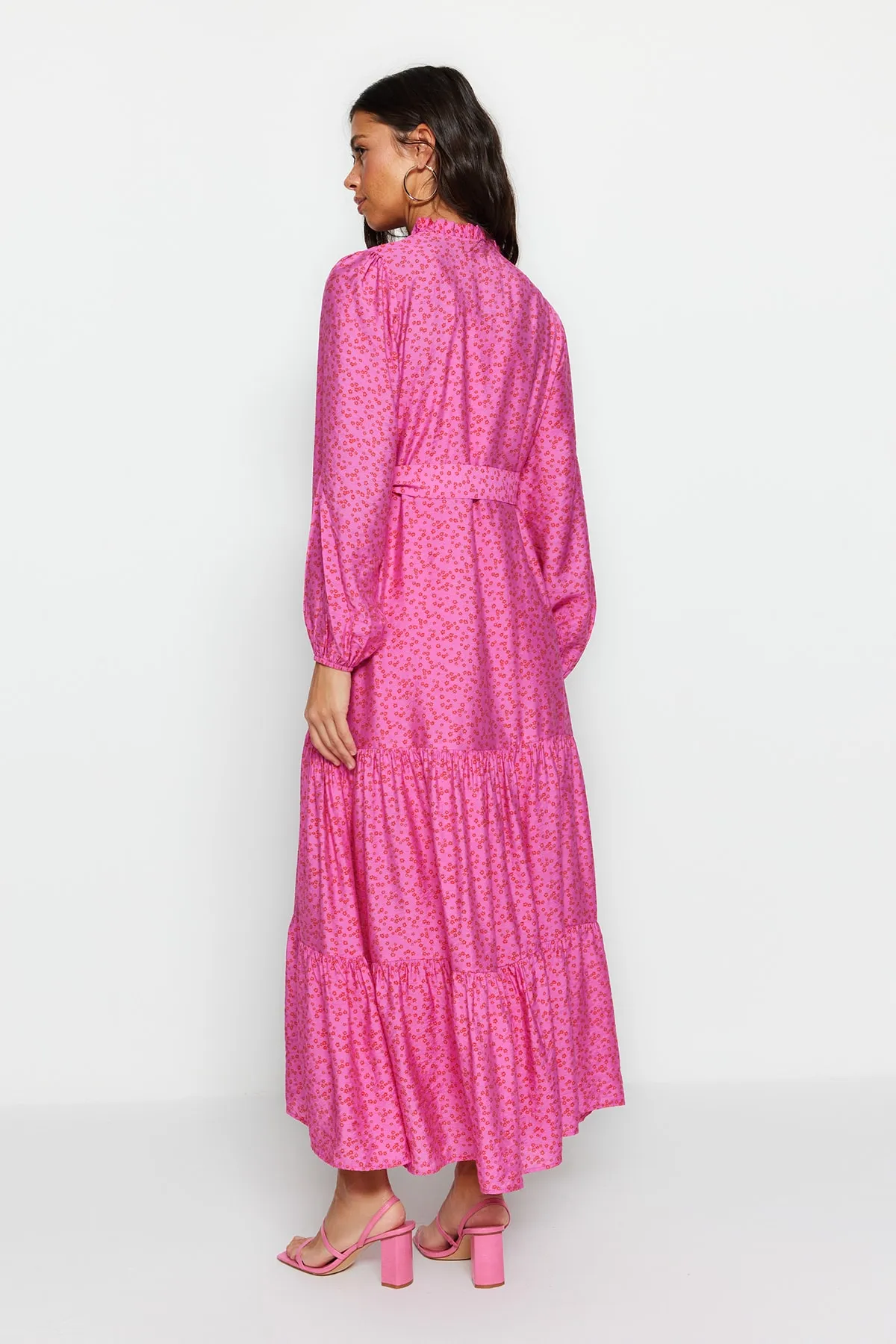 Trendyol Modest  Rosa gewebtes Kleid mit Gürtelrock, Volant, Blumenmuster und Futter TCTSS23EB00294