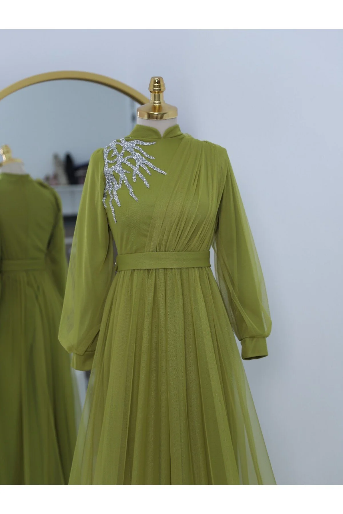 Modamorfo  Drapiertes Tüll-Abendkleid mit Gürtel und Steindetail auf der Vorderseite