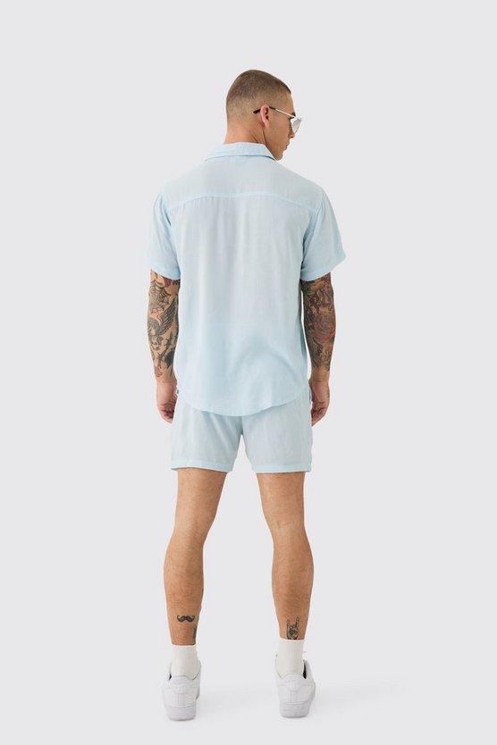 Kurzärmliges Hemd und Shorts