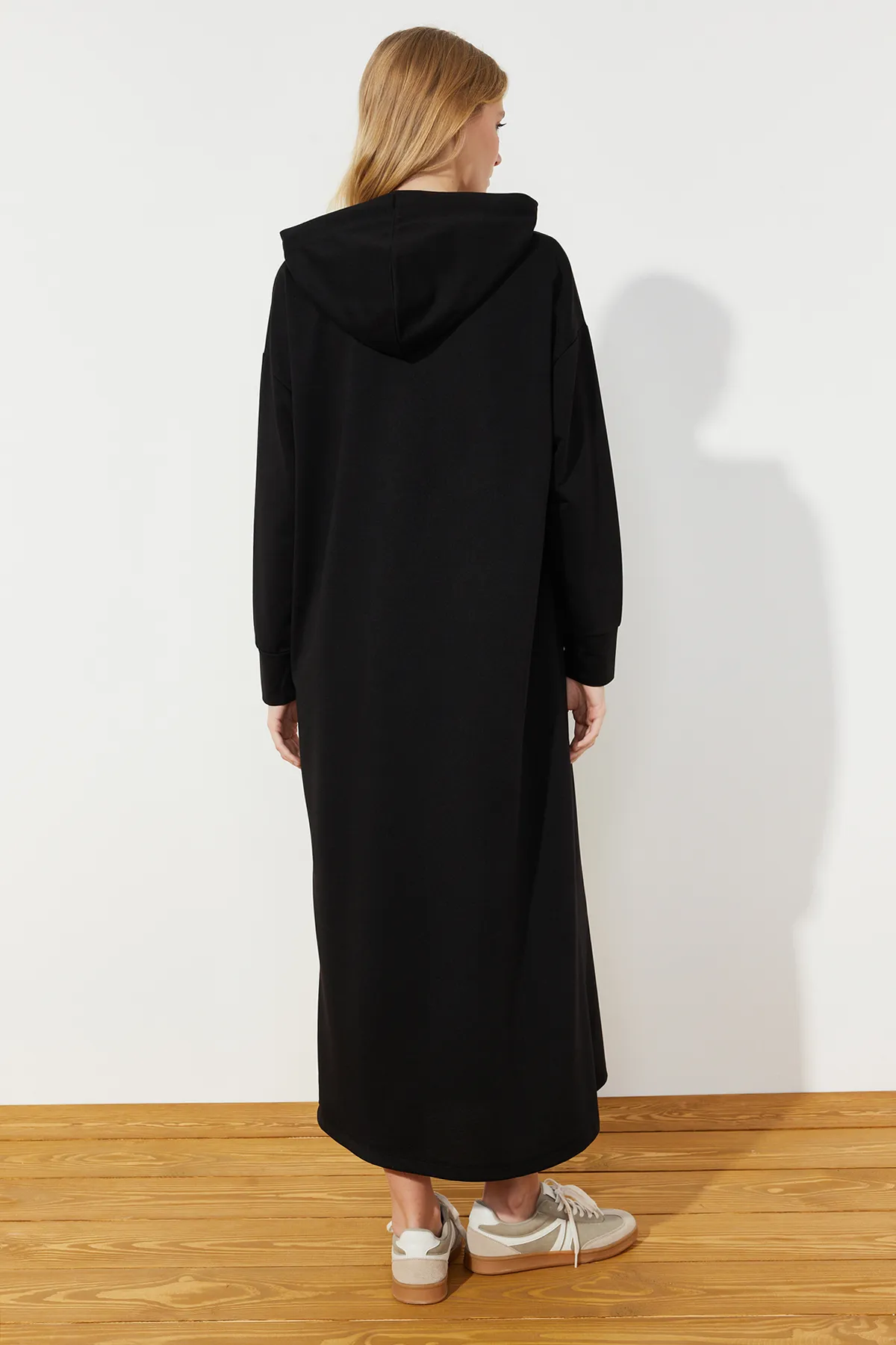 Trendyol Modest  Schwarzes Strick-Sweatkleid mit Kängurutasche und Kapuze TCTSS24EB00092