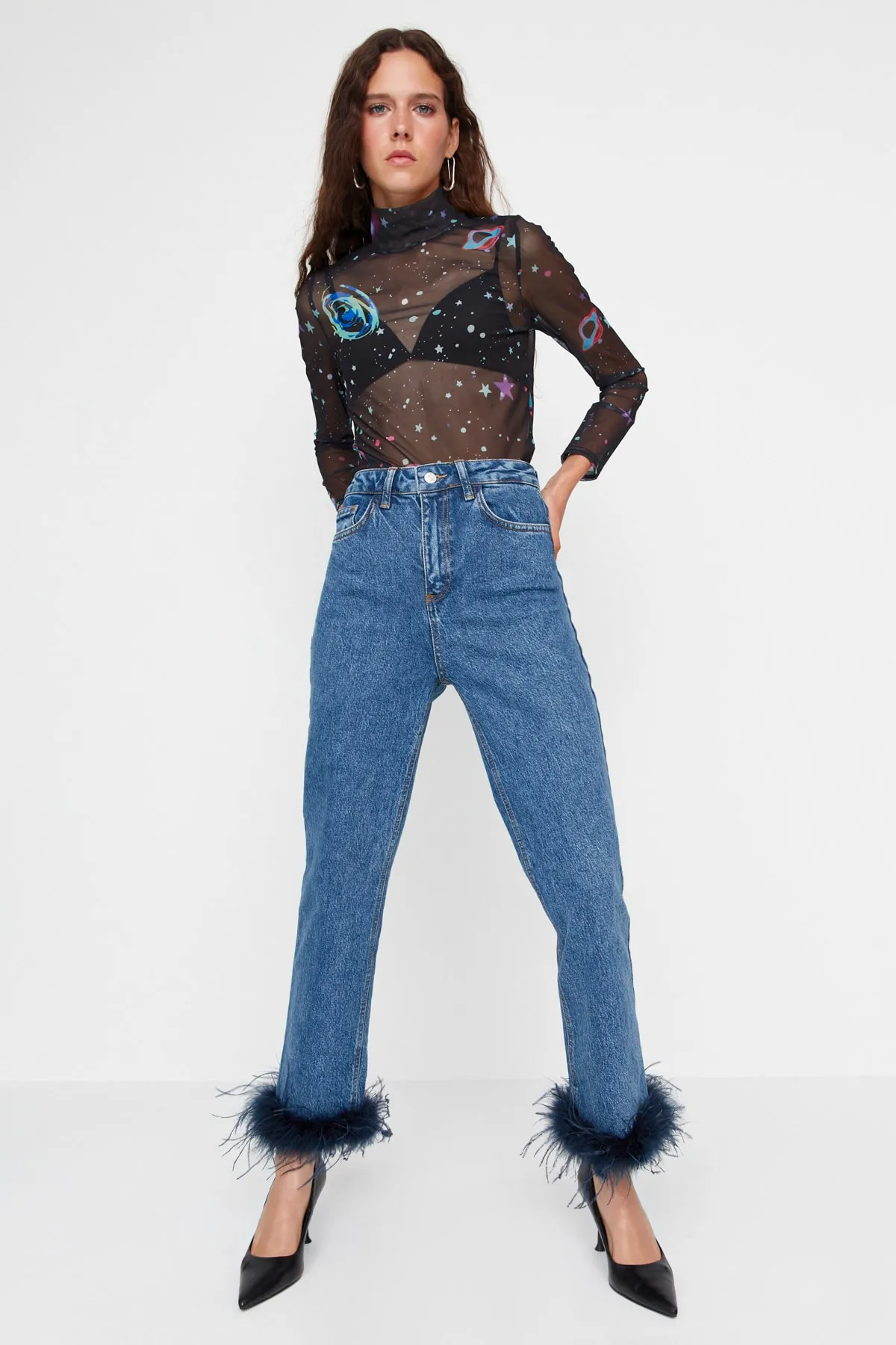 Trendyol Collection  Blaue Jeans mit hoher Taille und geradem Bein und Federn TWOAW23JE00667