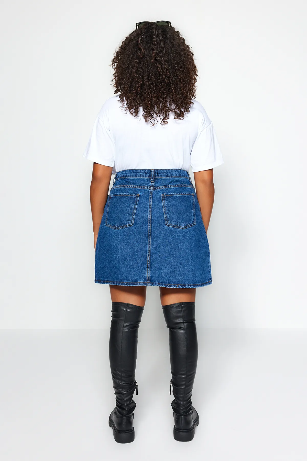 Trendyol Curve  Blauer Jeansrock in A-Form mit hoher Taille TBBAW23AZ00042