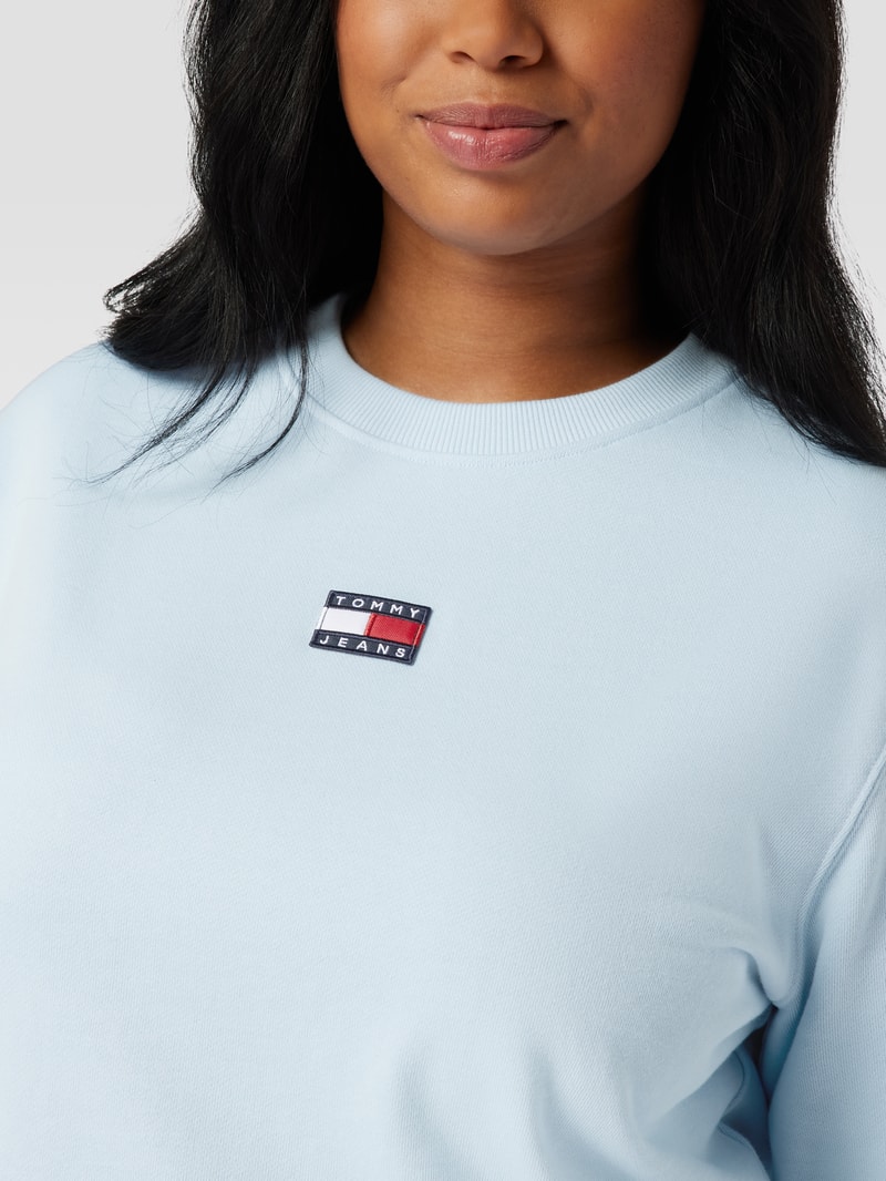 PLUS SIZE Sweatshirt mit Label-Patch Modell 'Badge' in hellblau