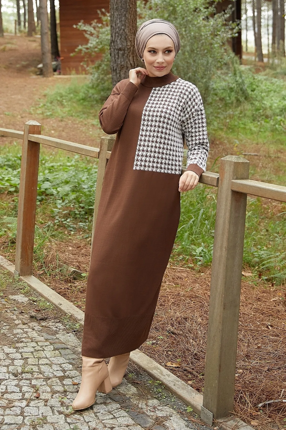 InStyle  Amelya Strickkleid mit Hahnentrittmuster und Ärmeln – Bitterbraun