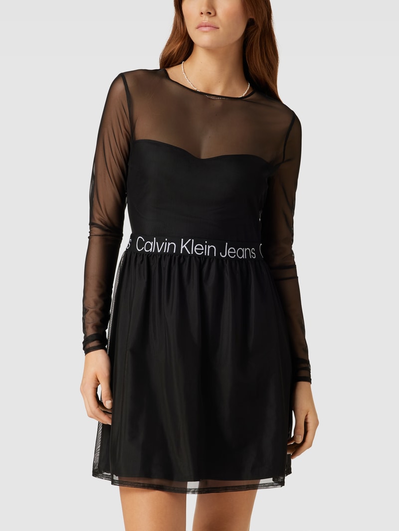 Kleid mit Taillenband mit Label-Stitching in schwarz