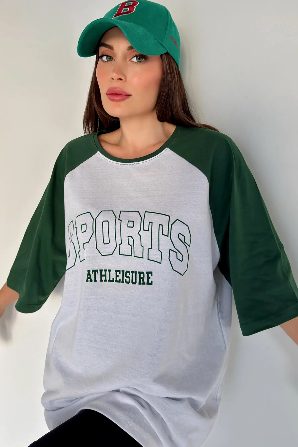 MODAGEN  Unisex-Baumwolle, weiße Ärmel, grünes, sportlich bedrucktes, übergroßes Boyfriend-T-Shirt mit Rundhalsausschnitt