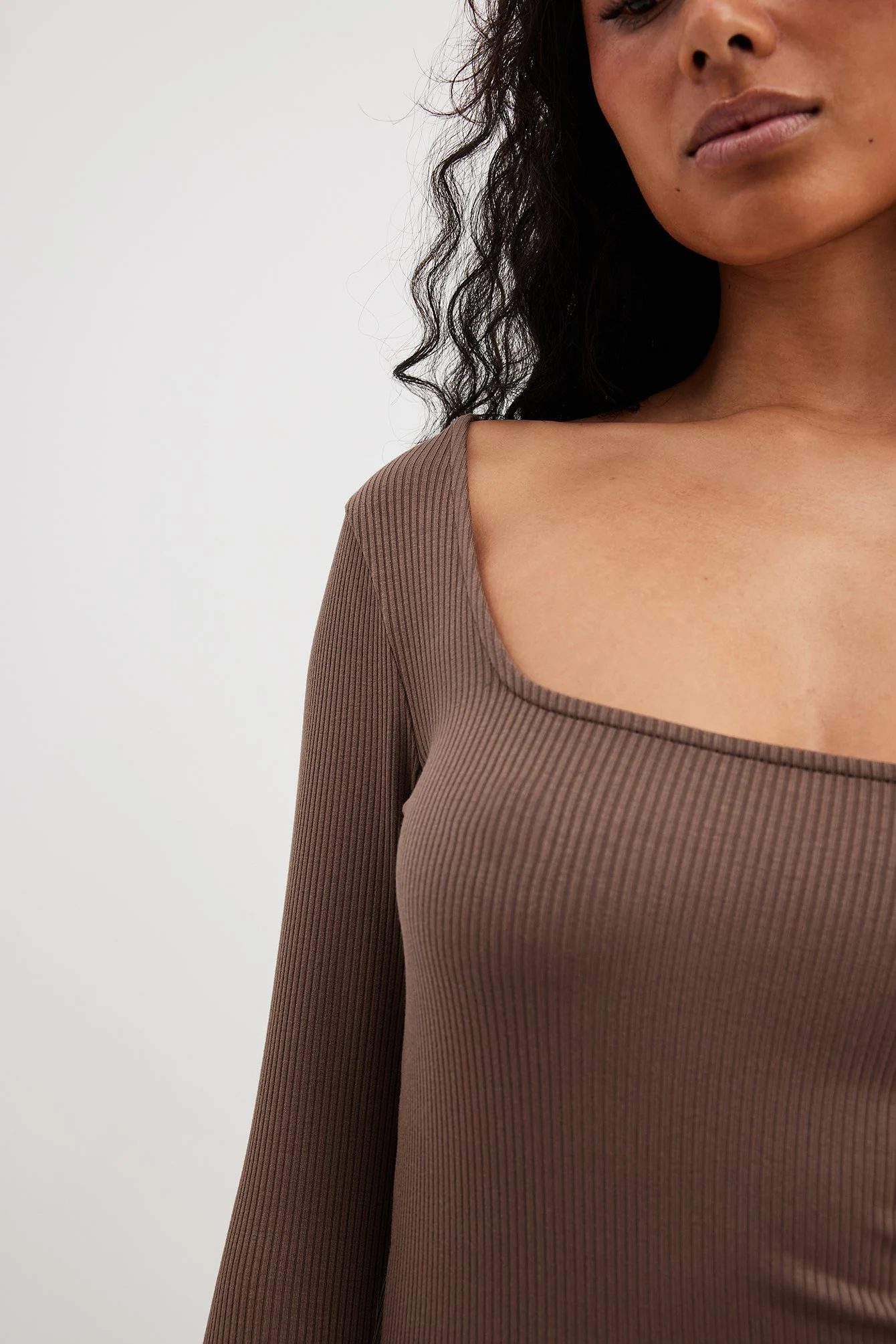 Geripptes Minikleid mit eckigem Ausschnitt