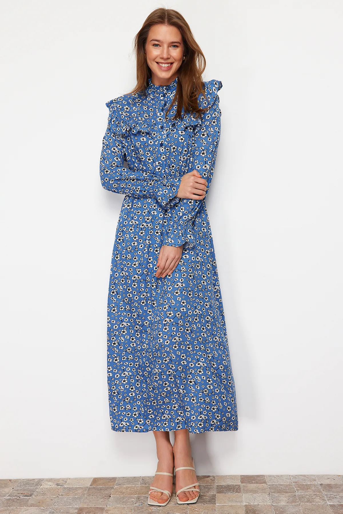 Trendyol Modest  Blaues gemustertes gewebtes Kleid mit Stehkragen und Rüschendetail TCTSS21EL3446