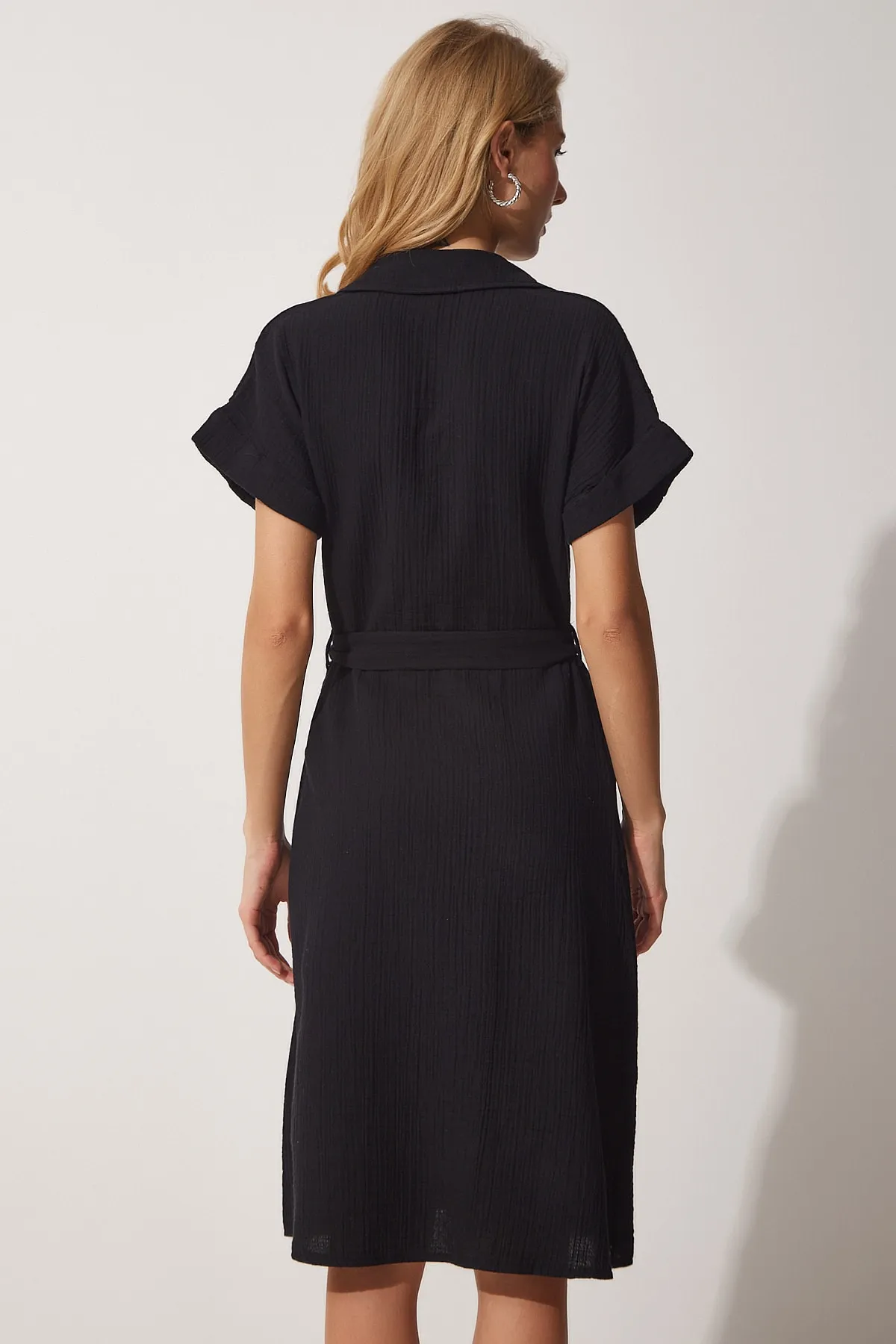 Happiness İstanbul  Schwarzes Leinenhemdkleid mit Gürtel für Damen MX00046