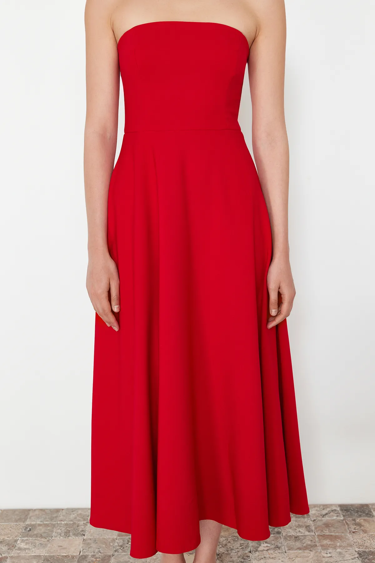 Trendyol Collection  Rotes Abendkleid mit Taillenöffnung/Skater-Stil TPRSS24EL00139