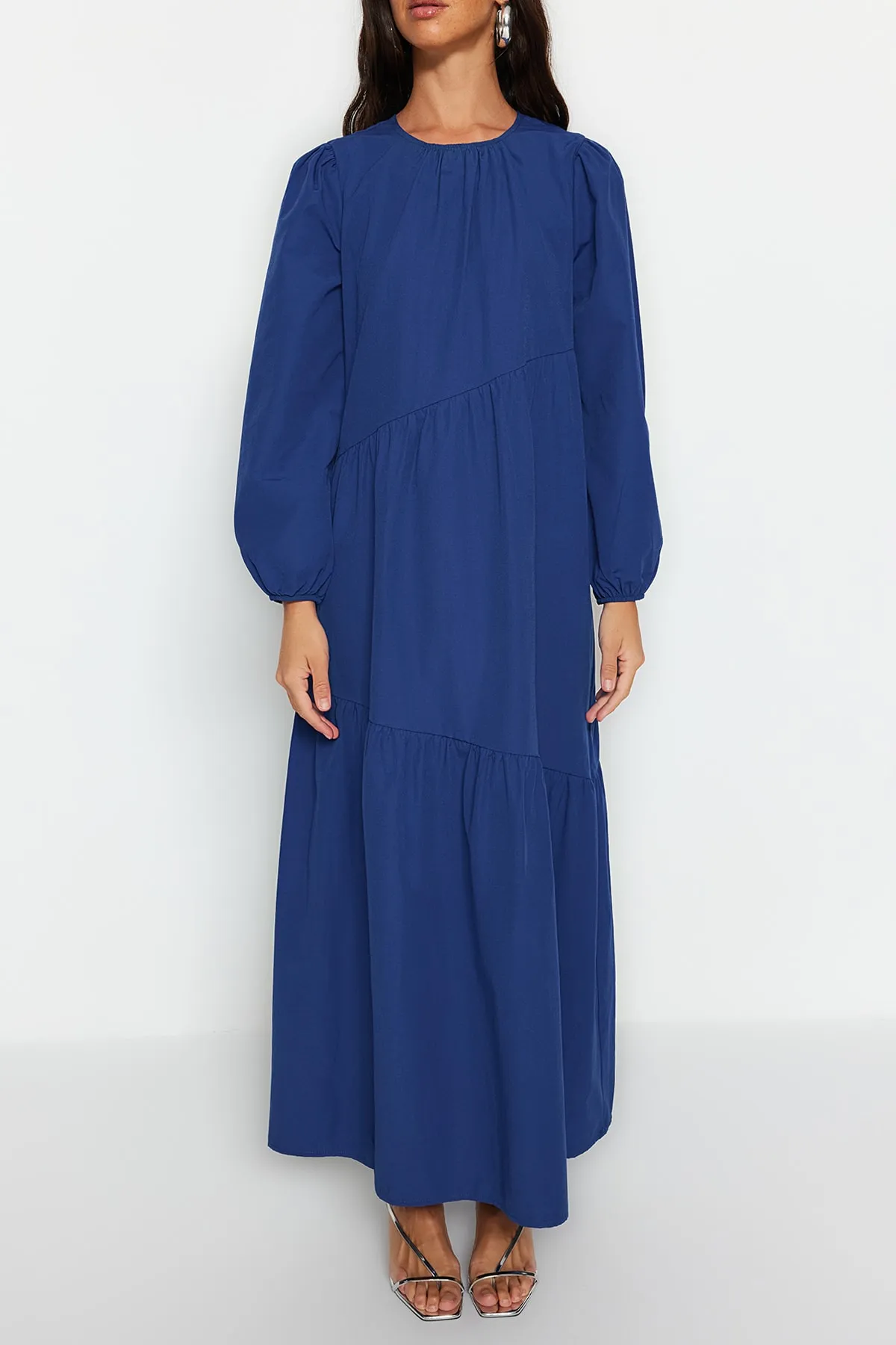 Trendyol Modest  Saks Gather Detailliertes, weit geschnittenes Baumwoll-Webkleid TCTSS21EL3470