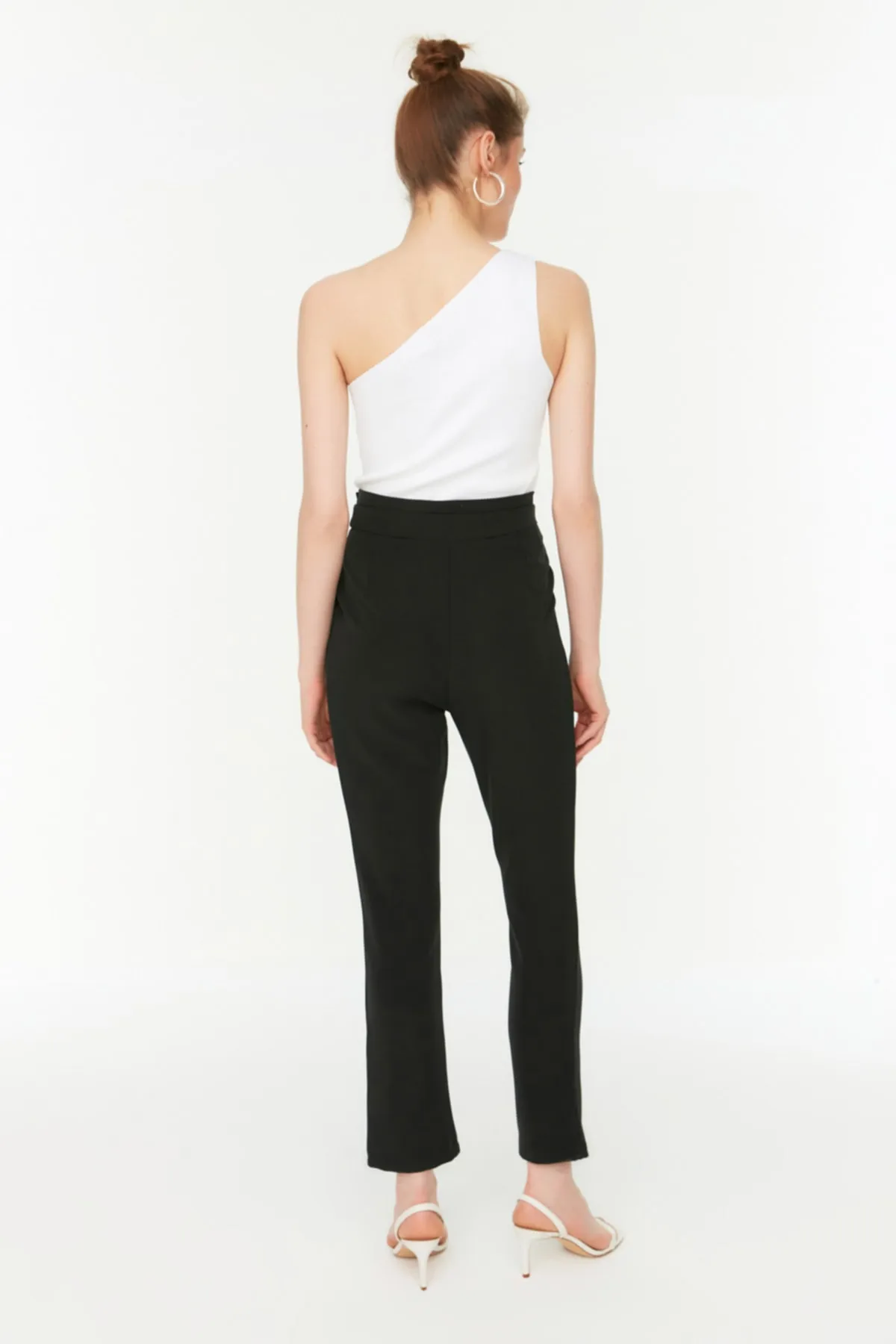 Trendyol Collection  Gewebte, plissierte Hose mit schwarzem Gürtel und Zigarette, schmales Bein, TWOSS20PL0131