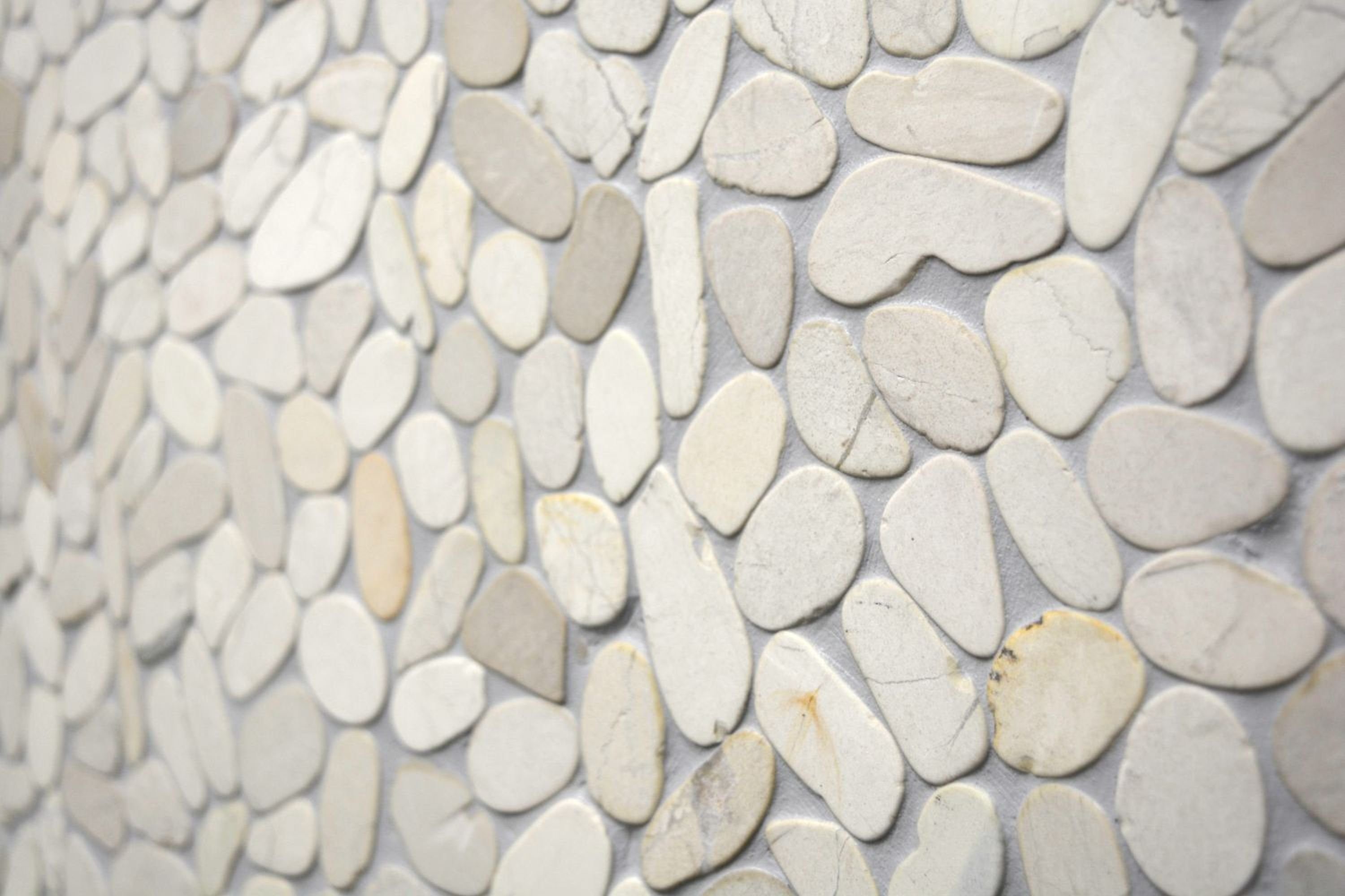 Mosani Mosaikfliesen Flußkiesel geschnitten creme hellbeige Duschtasse Wand Küche Bad
