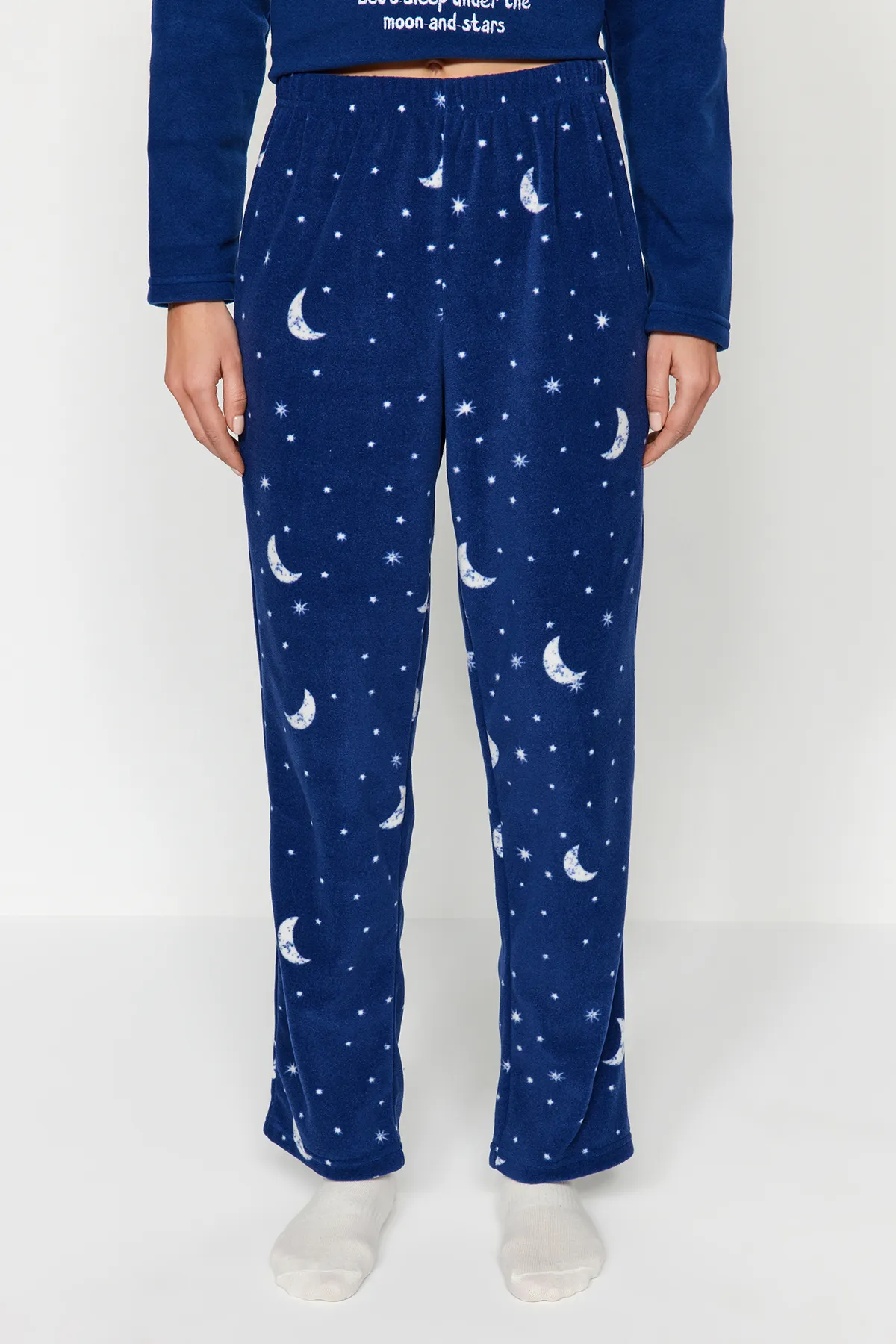 Trendyol Collection  Marineblaues Pyjama-Set aus Fleece mit T-Shirt und Hose und Galaxie-Muster THMAW24PT00027