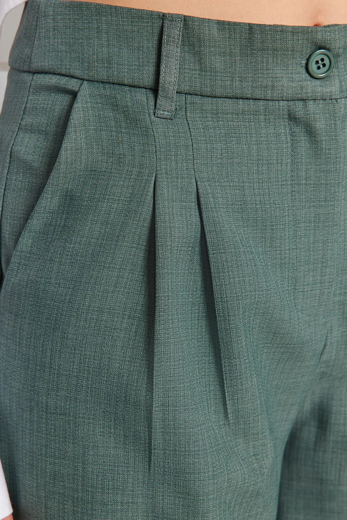 Trendyol Collection  Dunkelgrüne, plissierte Webhose mit weitem Bein TWOAW22PL0475