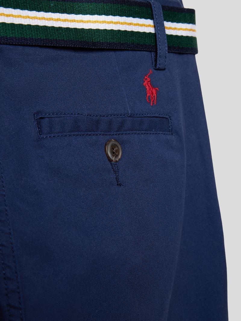 Skinny Fit Hose mit kontrastivem Gürtel in marineblau