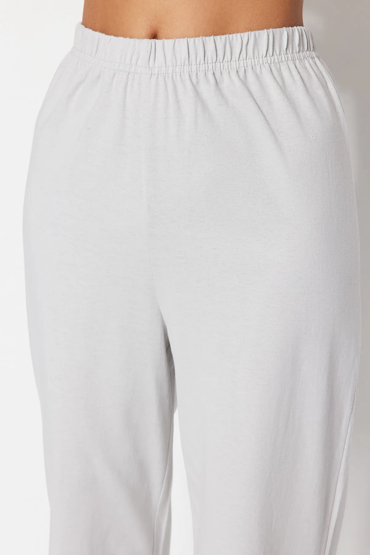Trendyol Collection  Hellgraues Pyjama-Set aus T-Shirt und Hose mit lustigem Aufdruck, 100 % Baumwolle, THMSS23PT00134