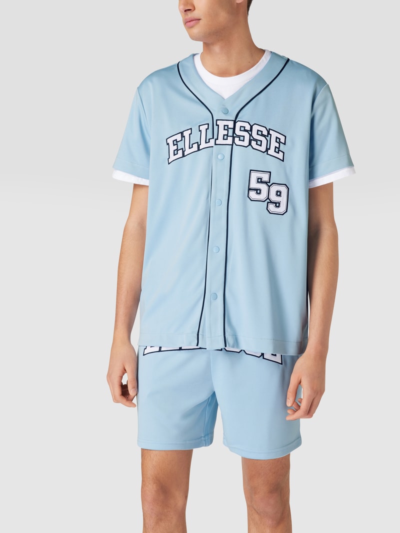 T-Shirt mit Label-Applikation in hellblau