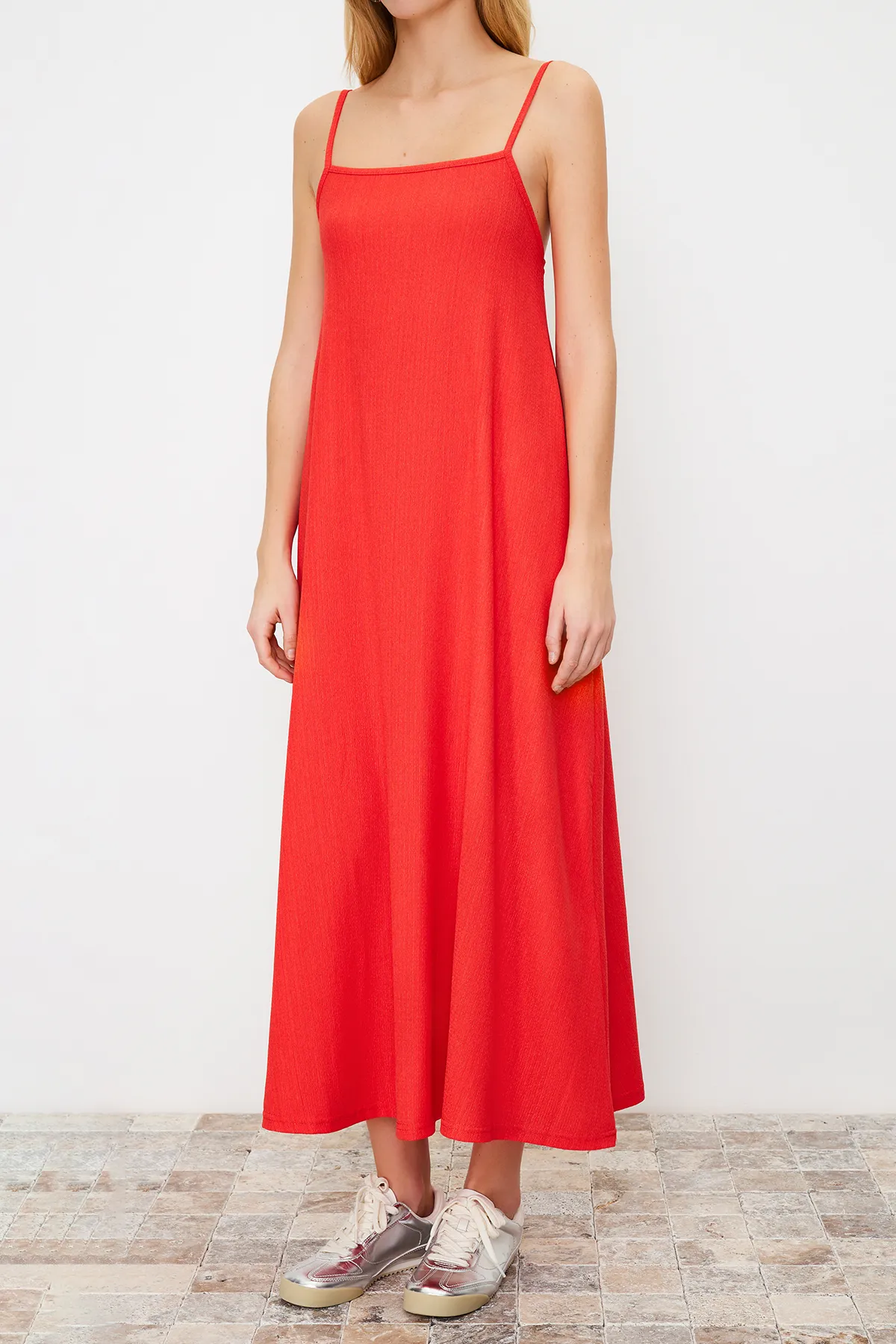 Trendyol Collection  Rotes A-Linien-Strick-Maxikleid mit quadratischem Kragen und Strukturmuster TWOSS24EL00060