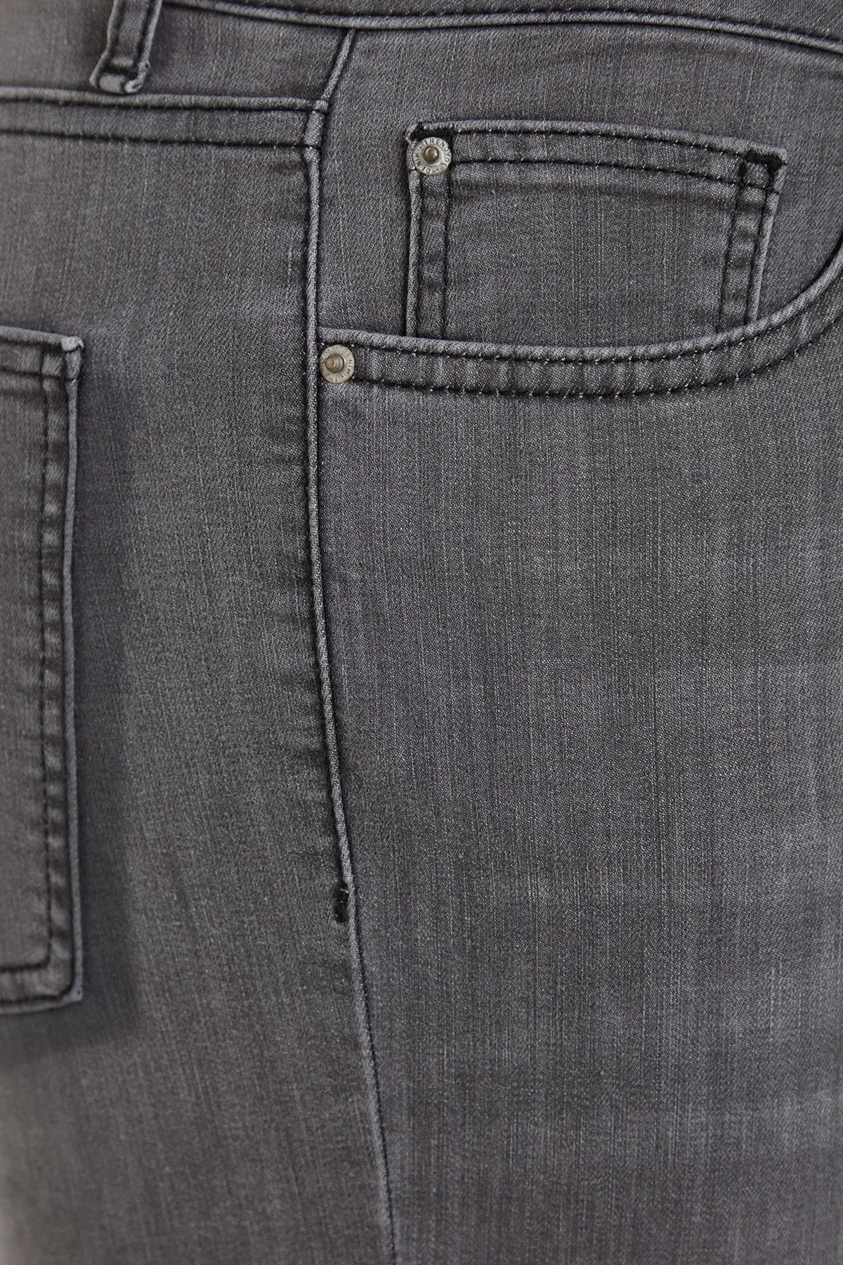 Trendyol Curve  Graue, dehnbare Skinny-Jeans mit hoher Taille und Taschendetail TBBSS23CJ00018
