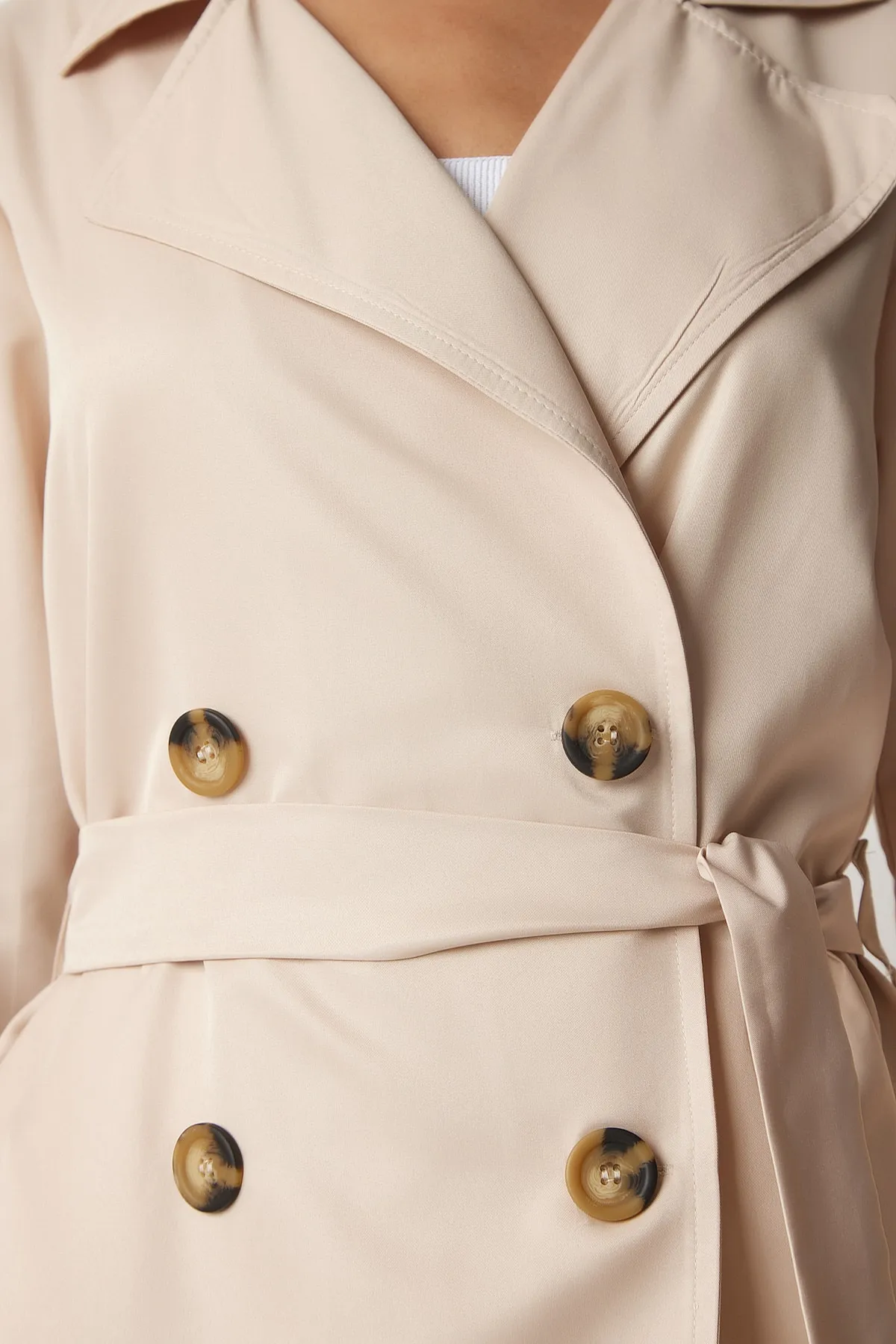 Happiness İstanbul  Cremefarbener saisonaler Trenchcoat mit zweireihigem Kragen für Damen DD01241