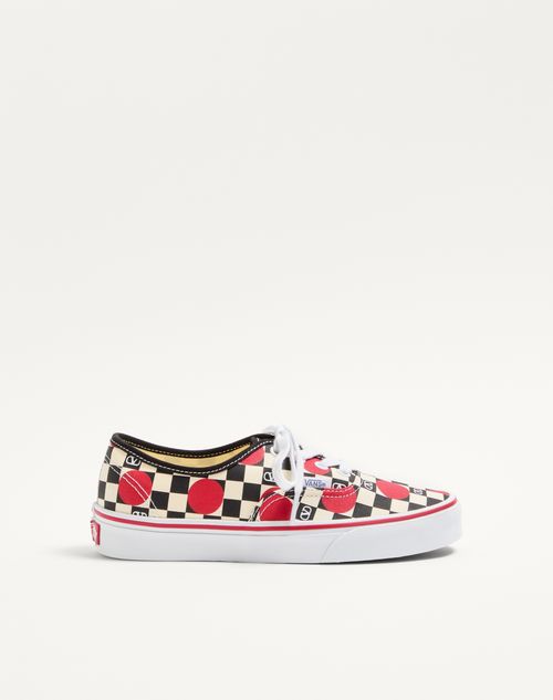 Tênis de cano baixo Valentino Garavani e Vans em tecido com estampa xadrez VLogo e detalhes em poá.