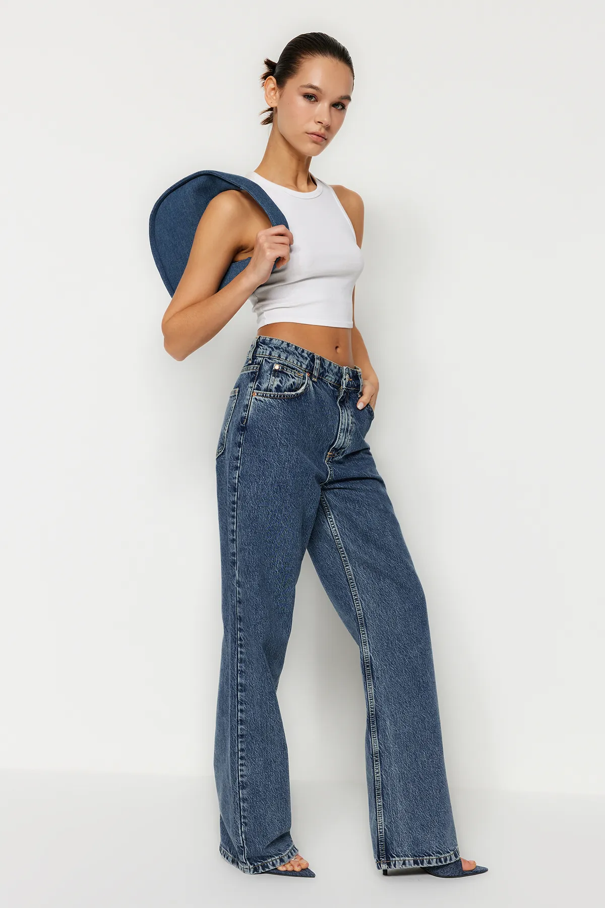 Trendyol Collection  Blaue Jeans mit hoher Taille und weitem Bein TWOSS24JE00018