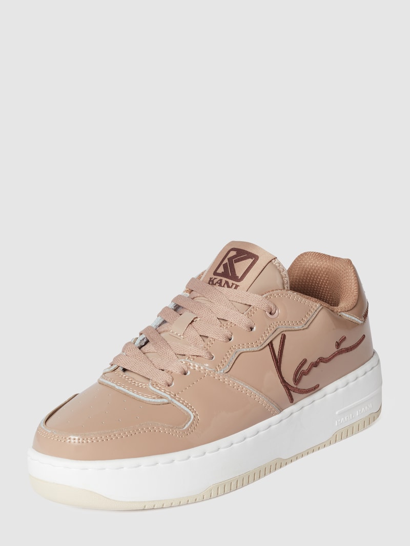Sneaker in Glanz-Optik in beige