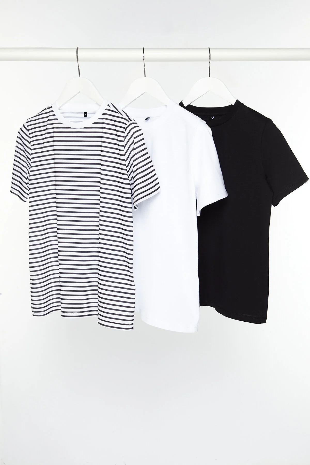 Trendyol Collection  Schwarz-weiß-schwarz gestreiftes 3er-Pack Basic-Strick-T-Shirt mit Rundhalsausschnitt TWOSS20TS0146