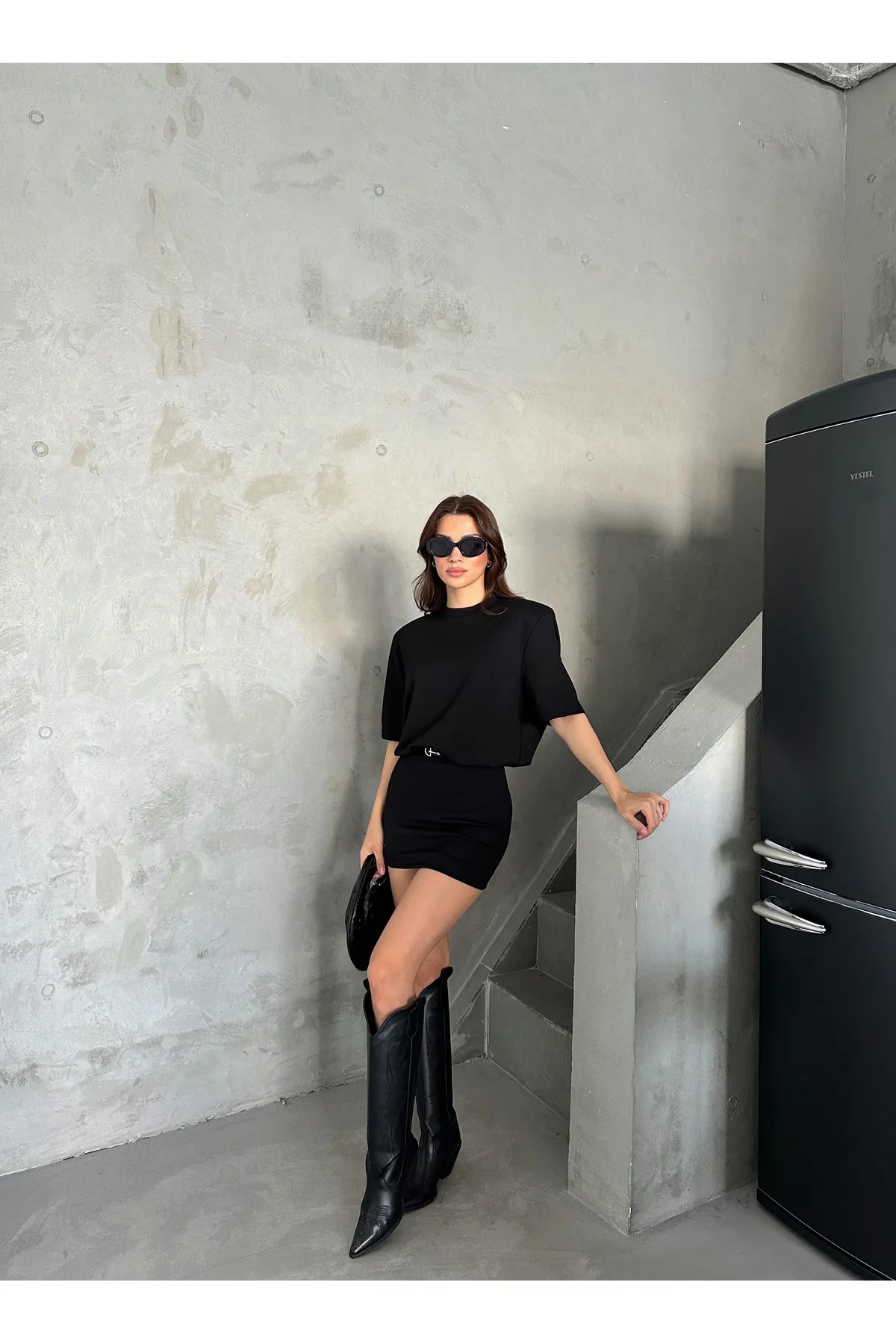 Laluvia  Schwarzes Premium-T-Shirt-Kleid mit Wattierung